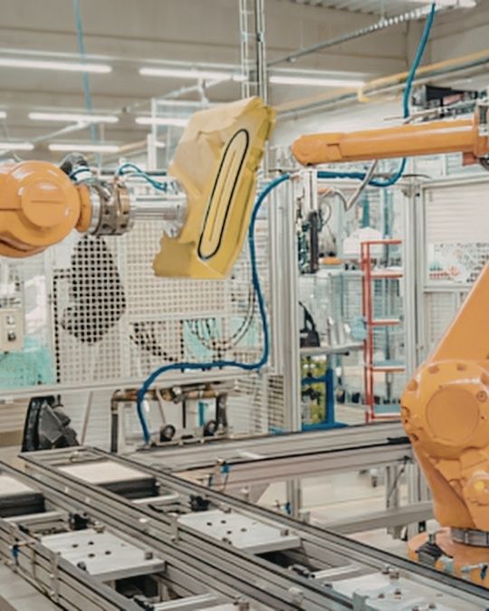 Bras robotisés sur ligne de production industrielle automatisée